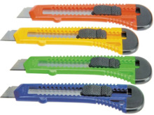 Bismark Cutter Grande Retractil - Medidas 17x8x15cm - EmpuÃ±adura de Plastico - Bloqueo de Seguridad - Colores Surtidos