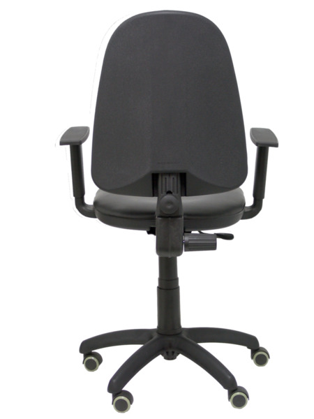 Silla de oficina Ayna similpiel negro con brazos regulables y ruedas parqué (6)